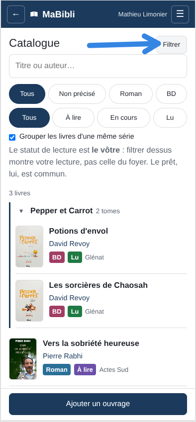 Version ordiphone: Une flèche bleue pointe le bouton ‘ en haut à droite. Le panneau de filtres est ouvert et montre deux rangées de boutons, une case à cocher ‘ et un texte d’explication.