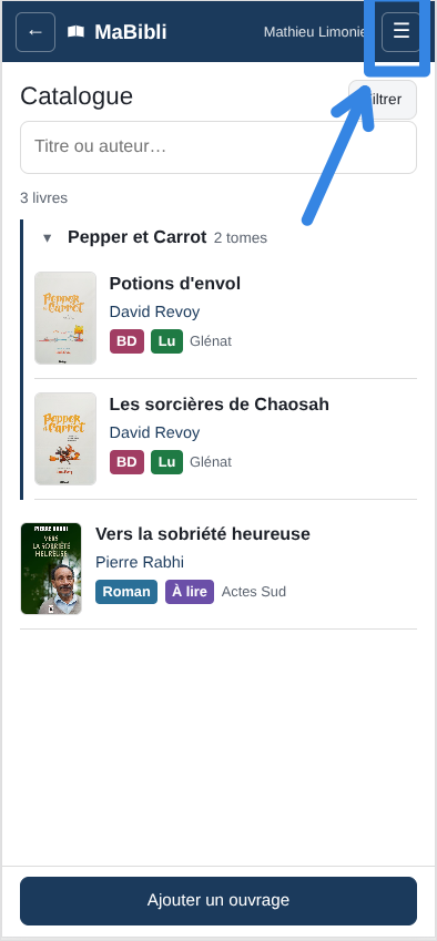 Version ordiphone: Le menu Catalogue, avec la série BD ‘ composée de deux tomes, ‘ et ‘ et le livre ‘. Il y a tout en dessous un bouton ‘. Au dessus a gauche se trouve un bouton avec une flèche ver la gauche représentant le retour en arrière. En haut à droite, il y a le bouton menu entouré ‘un carré bleu indiquant le bouton.